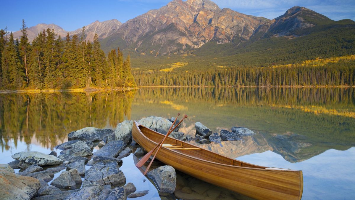 Robert Harding Premium May 2015
Canoe at Pyramid Lake with Pyramid Mountain in the background, Jasper National Park, UNESCO World Heritage Site, Alberta, The Rocky Mountains, Canada, North America