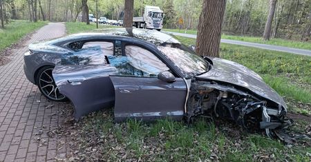 Pokazali zdjęcia z wypadku na DK22. Kompletnie rozbite Porsche. Kto zawinił?