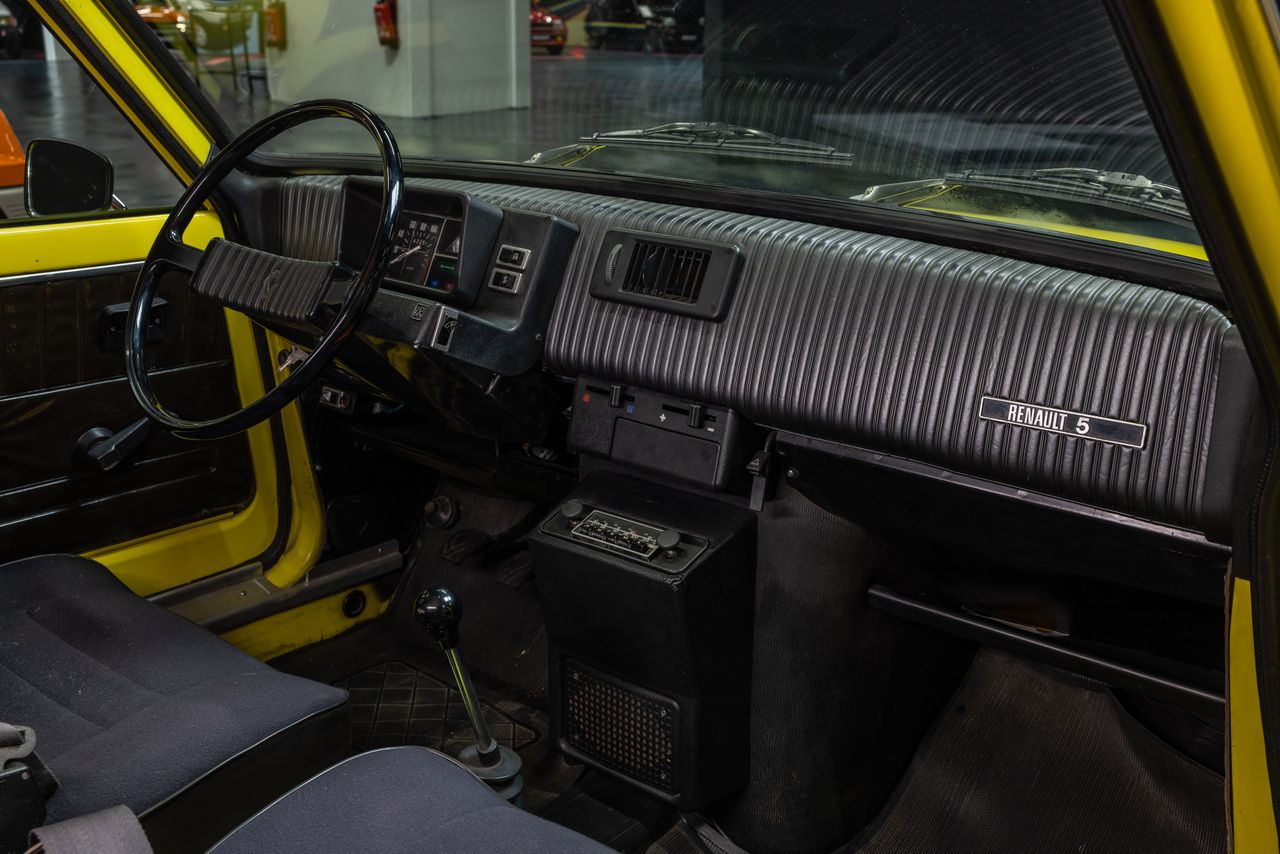 Wnętrze Renault 5. Wszystko pod ręką