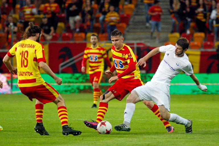 Na zdjęciu: piłkarz Jagiellonii Białystok Fiodor Cernych (C) i Boris Makharadze (P) z Dinamo Batumi, podczas meczu 1. rundy eliminacji Ligi Europy (fot. PAP)