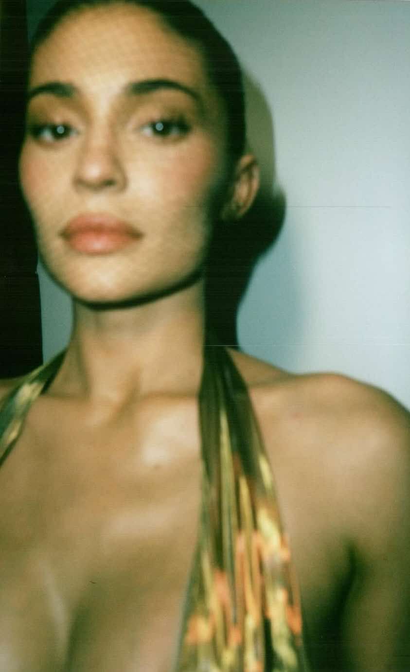 Kylie Jenner szokuje stylizacją na paryskim pokazie