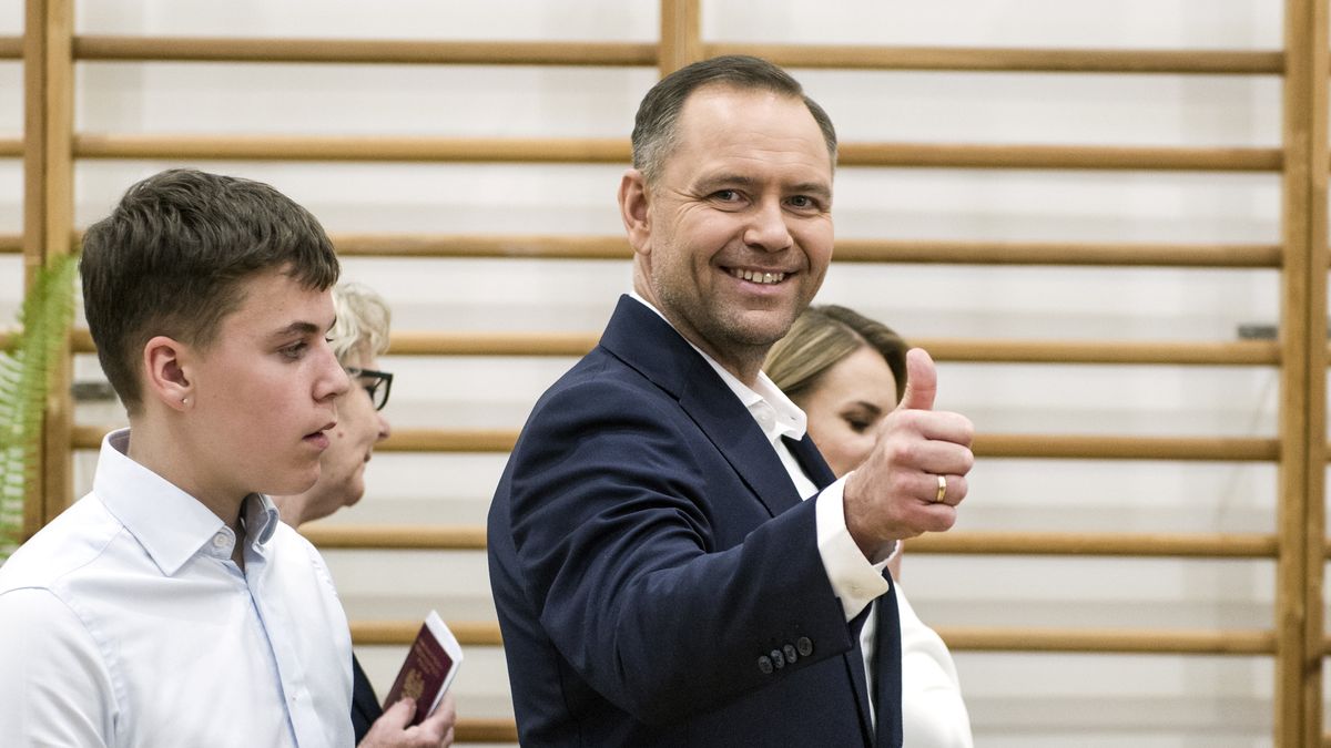 WARSAW, MASOVIAN VOIVODESHIP, POLAND - 2025/06/01: Karol Nawrocki (C), candidate for the 2025 Polish presidential election supported by Poland's right-wing Law and Justice (PiS) party, his wife Marta and their children arrive at a polling station. Polling stations opened today (June 1) for a second round presidential election runoff between two candidates Rafal Trzaskowski and Karol Nawrocki. Opinion polls have predicted an extremely close race with nationalist historian Karol Nawrocki supported by the right-wing Law, Justice party (PiS) and pro-EU Warsaw Mayor Rafal Trzaskowski neck and neck ahead of the vote. (Photo by Attila Husejnow/SOPA Images/LightRocket via Getty Images)