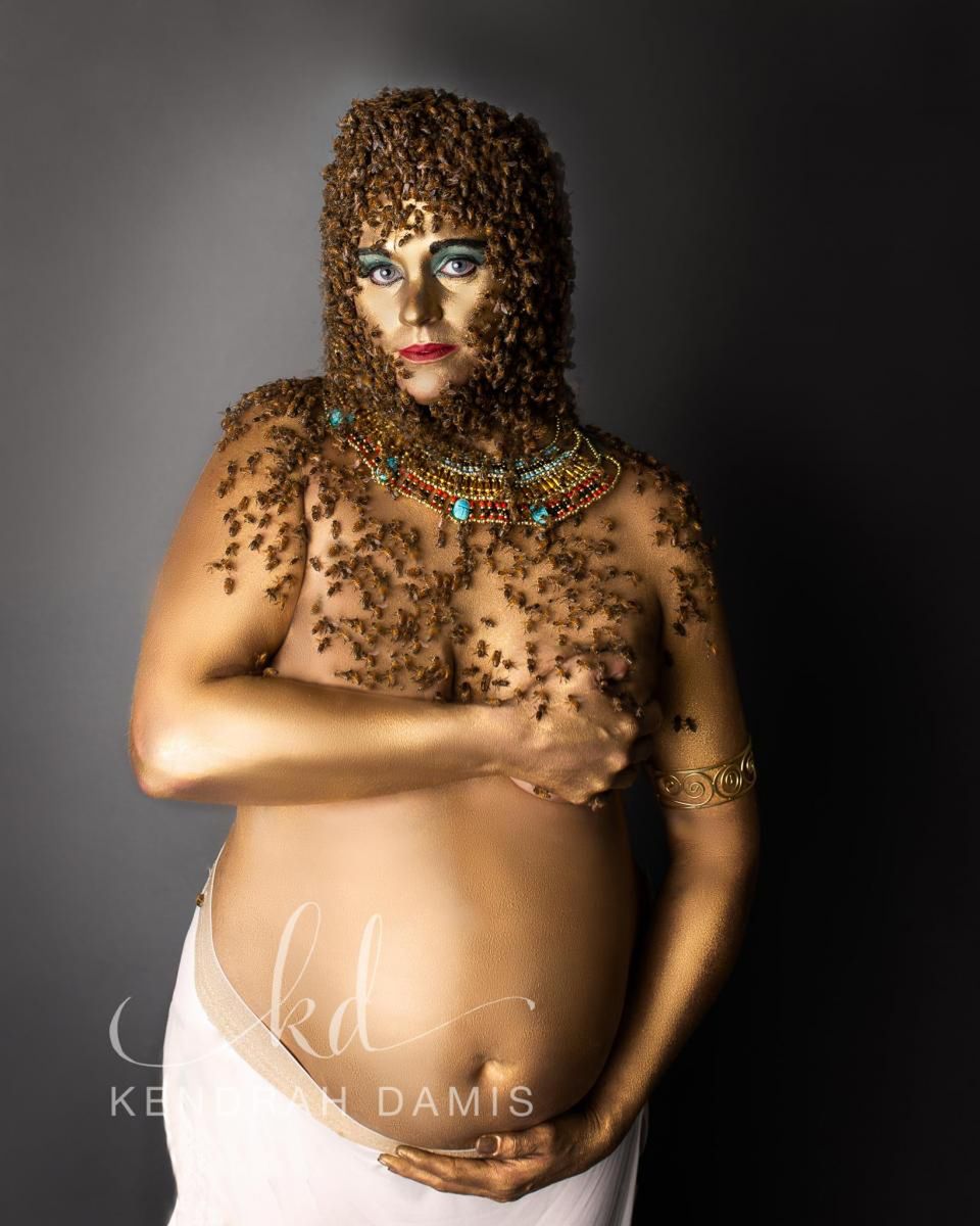 Emily pozuje z pszczołami [facebook.com]