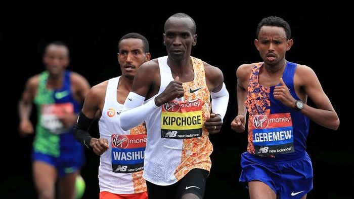 Mule Wasihun, Eliud Kipchoge i Mosinet Geremew podczas maratonu w Londynie