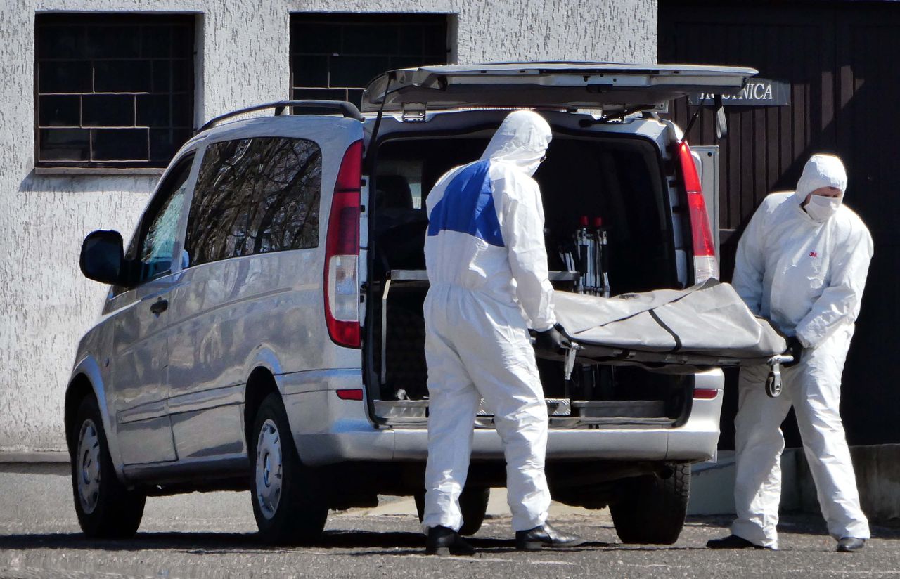 Koronawirus i zasady pogrzebów. "Nachodzą mnie myśli, czy w urnie był mój ojciec"