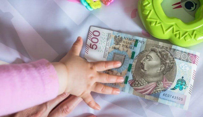 Żłobkowe to dofinansowanie pobytu dziecka w żłobku, ale nie tylko w nim. Pieniądze można otrzymać również na opłacenie pobytu dziecka w klubie dziecięcym lub u opiekuna dziennego. Rozwiązanie to, zwane świadczeniem żłobkowym lub 400 plus, wprowadziła ustawa o rodzinnym kapitale opiekuńczym. Jeśli więc pobierasz 500 plus na pociechę w wieku żłobkowym, możesz dostać także do 400 zł dofinansowania na opłacenie pobytu dziecka w ośrodku opieki dziennej.