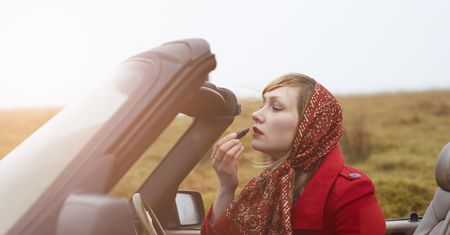 Jak modnie nosić chustę? Wypróbuj niezawodne sposoby na wiosnę i lato
