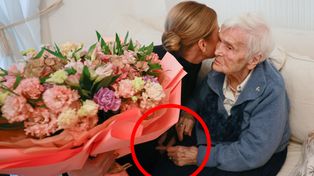 Marta Nawrocka ukrywała rękę pod marynarką. Wiadomo, dlaczego