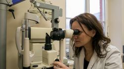 Rzadki objaw zakażenia Omikronem pojawia się w oczach. Prof. Szaflik wyjaśnia