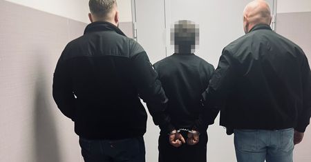 64-latka nie żyje, jej syn podejrzany o zabójstwo. Policjanci zabezpieczyli dziesiątki śladów