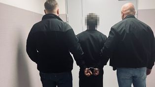 64-latka nie żyje, jej syn podejrzany o zabójstwo. Policjanci zabezpieczyli dziesiątki śladów