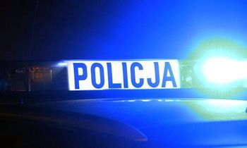 Kierowca nie zauważył ronda. Wywrócił ciężarówkę