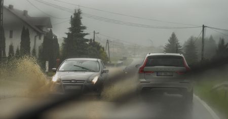 Najczęstsze błędy kierowców w czasie burzy. Zobacz, czego nie robić