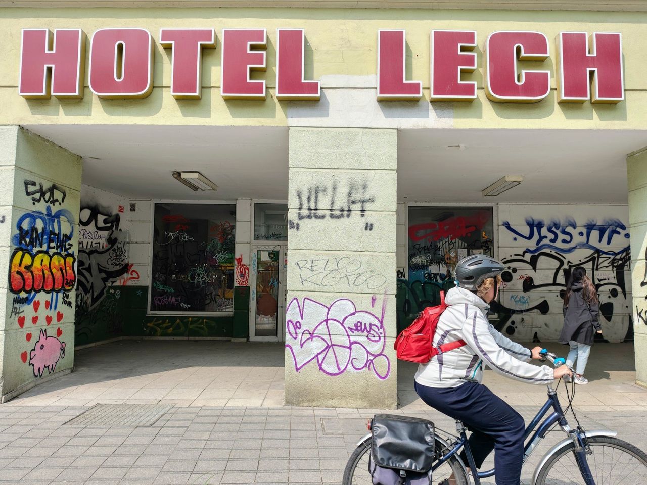Dawny hotel zaczyna straszyć w centrum Poznania. Hotel Lech nie działa od 6 lat i szpeci otoczenie, które odnowiono za miliony złotych
