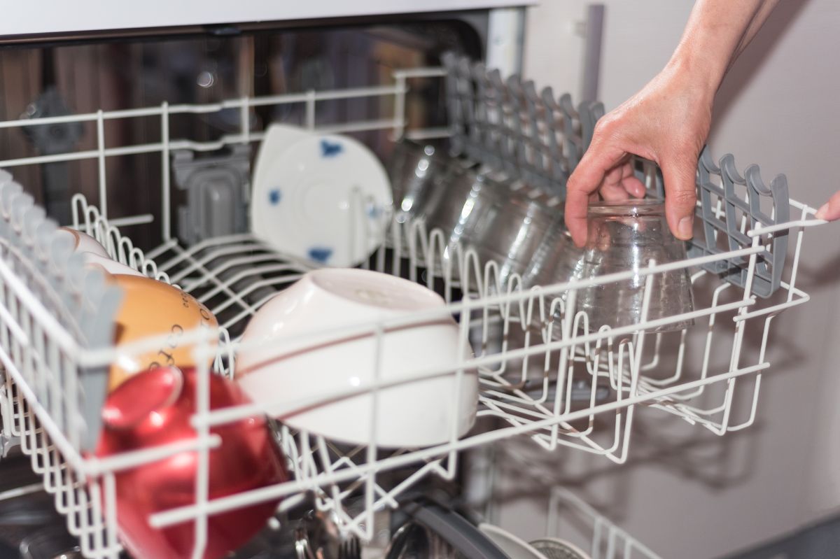 How to get rid of water from cups in the dishwasher?