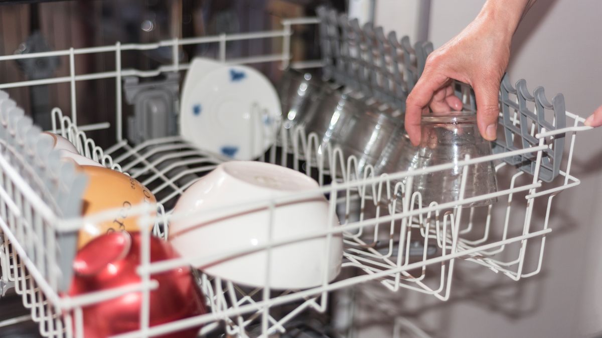 Jak pozbyć się wody z kubków w zmywarce?