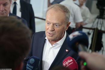 Tylko umowy zlecenia w biurze Donalda Tuska. Tak to tłumaczą