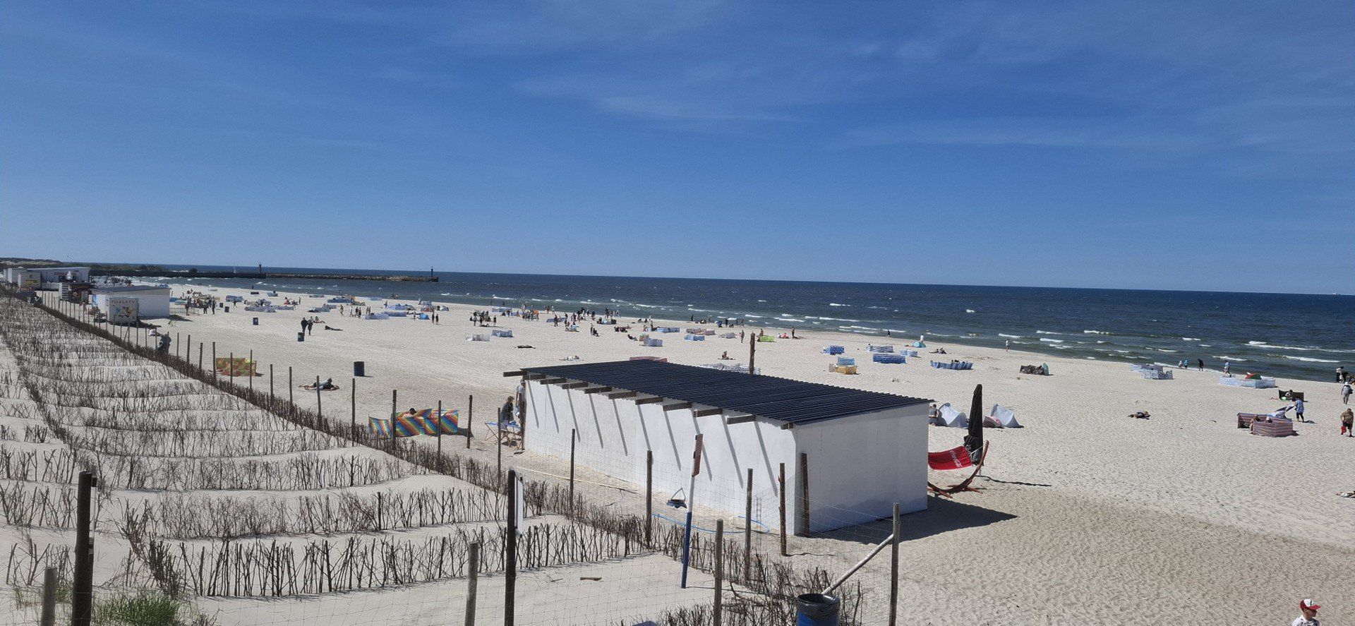 Turyści na plaży w Łebie