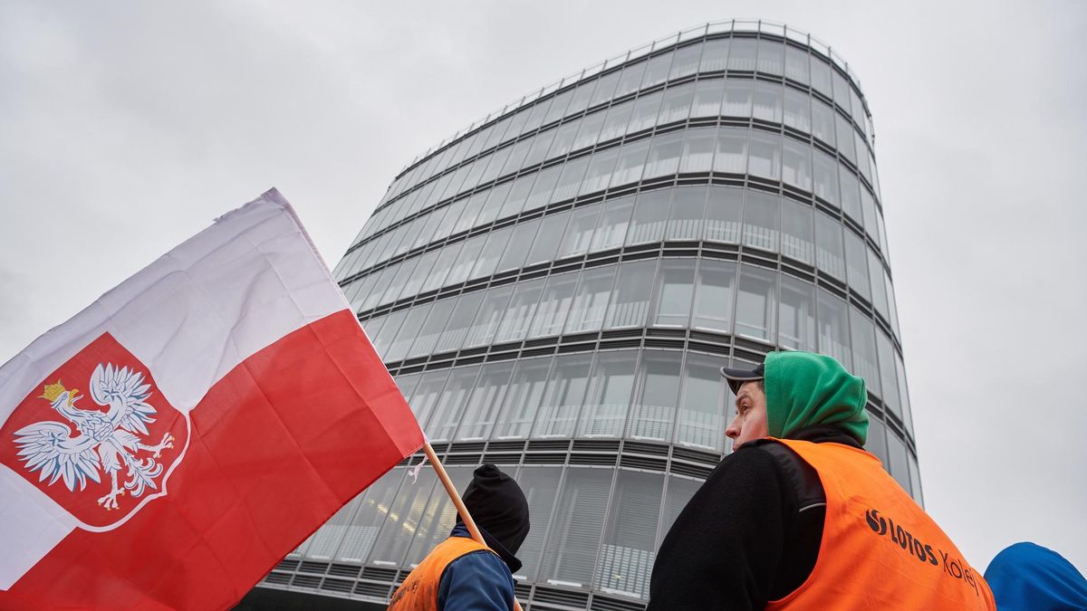 Luty 2017 r. Protest pracowników spółki Lotos Kolej przed siedzibą zarządu Grupy Lotos w Gdańsku