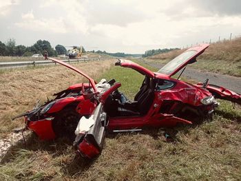 Huta Józefów: Dachowanie Porsche Cayman na drodze ekspresowej S19. Dwie osoby ranne, w tym jedna w stanie ciężkim
