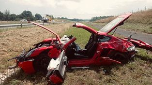 Huta Józefów: Dachowanie Porsche Cayman na drodze ekspresowej S19. Dwie osoby ranne, w tym jedna w stanie ciężkim