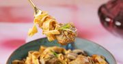 Makaron z sosem pomidorowym i klopsikami z indyka z rozmarynem i pieczarką
