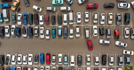 6 aut na 1 miejscu parkingowym? W Polsce takie rzeczy