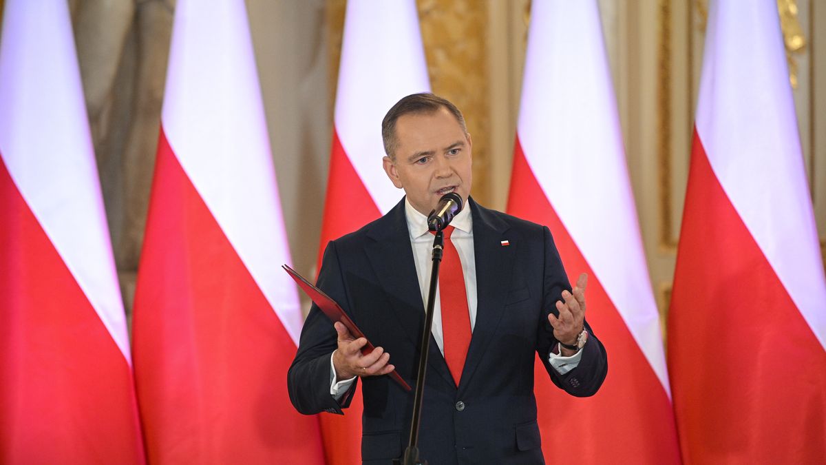 Warszawa, 11.06.2025. Prezydent elekt Karol Nawrocki przemawia po odebraniu z rąk przewodniczącego PKW uchwały ws. stwierdzenia wyniku wyborów prezydenckich, 11 bm. na Zamku Królewskim w Warszawie. W drugiej turze wyborów prezydenckich zwycięzcą został popierany przez PiS Karol Nawrocki, uzyskując 50,89 proc. głosów. Kandydat KO Rafał Trzaskowski zdobył 49,11 proc. poparcia. (amb) PAP/Marcin Obara