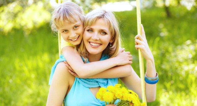 Dzień Matki obchodzi większość Polaków, upominek najpopularniejszy (infografika)