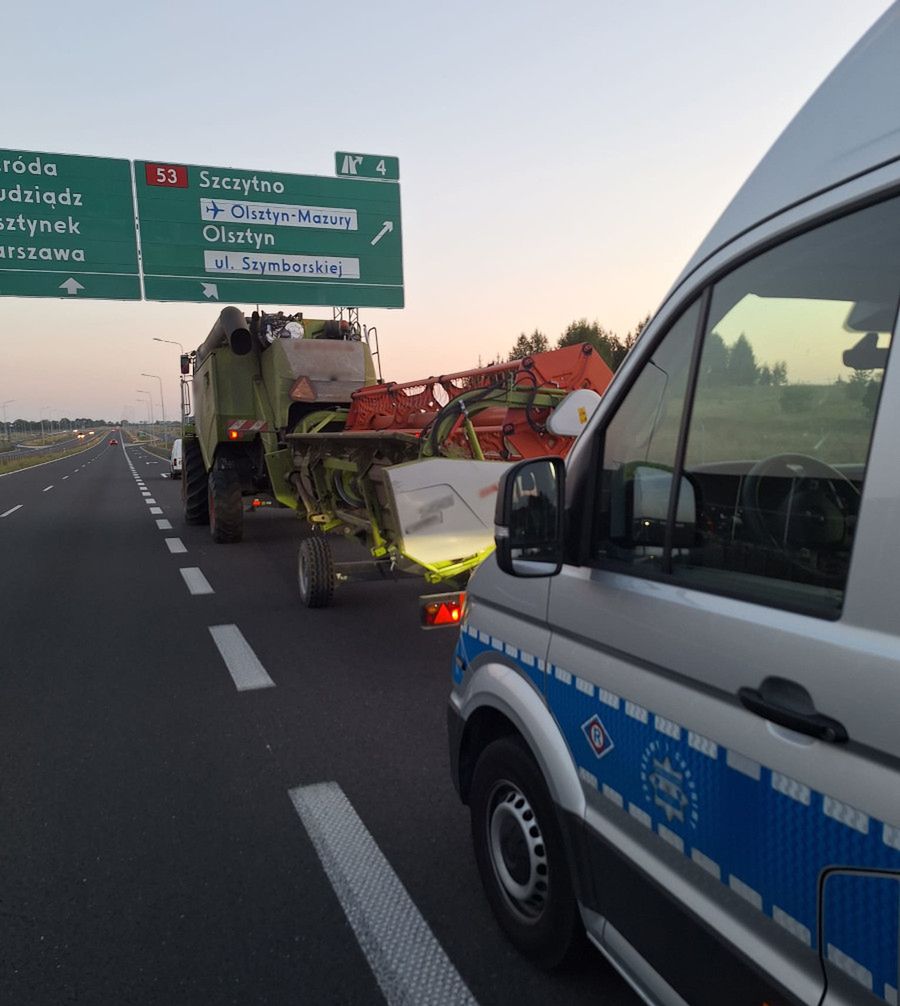 Jechał kombajnem drogą ekspresową.