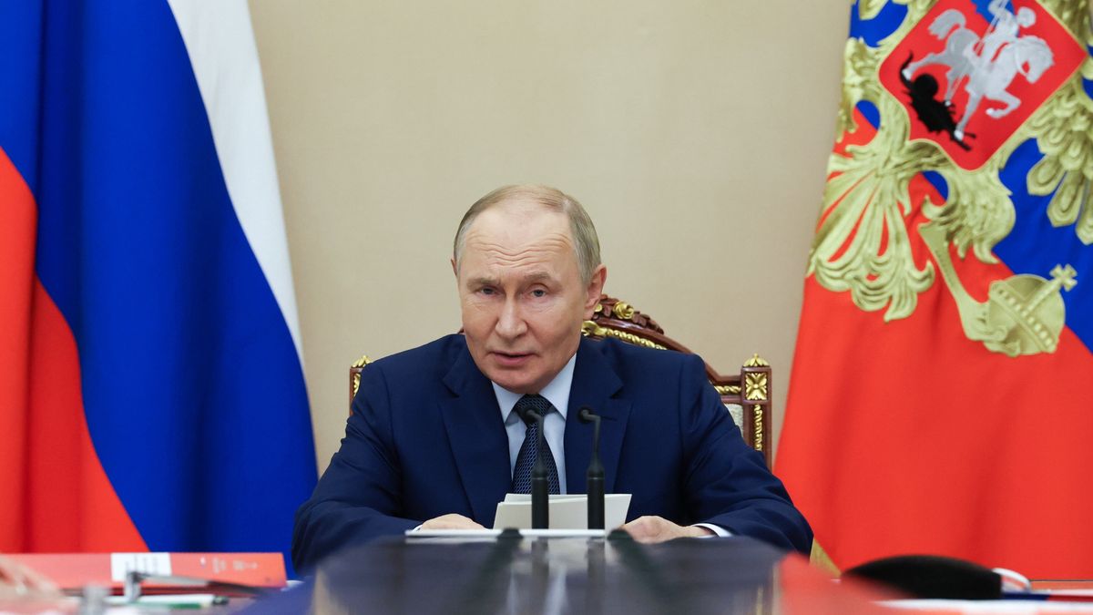 Russian President Vladimir Putin chairs a meeting with members of the Security Council at the Kremlin in Moscow, Russia, 22 September 2025. EPA/ALEXANDER KAZAKOV/KREMLIN / POOL MANDATORY CREDIT Dostawca: PAP/EPA.