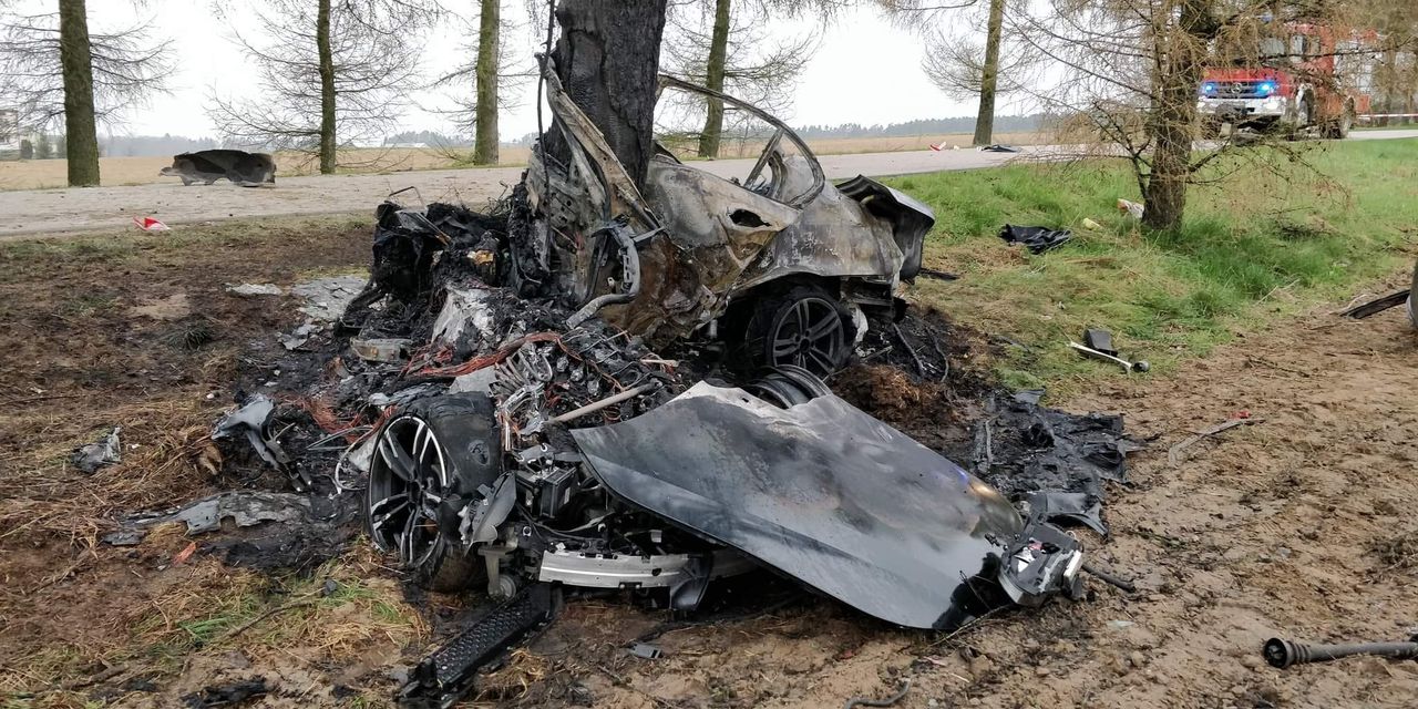 BMW "zawinęło się" na drzewie i stanęło w ogniu. Dwóch młodych mężczyzn nie żyje