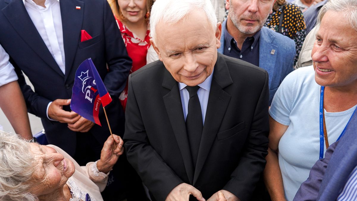 Chełm, 06.08.2023. Wicepremier, prezes PiS Jarosław Kaczyński (C) podczas pikniku �Z miłości do Polski� w Parku Polan w Chełmie, 6 bm. (sko) PAP/Karol Zienkiewicz