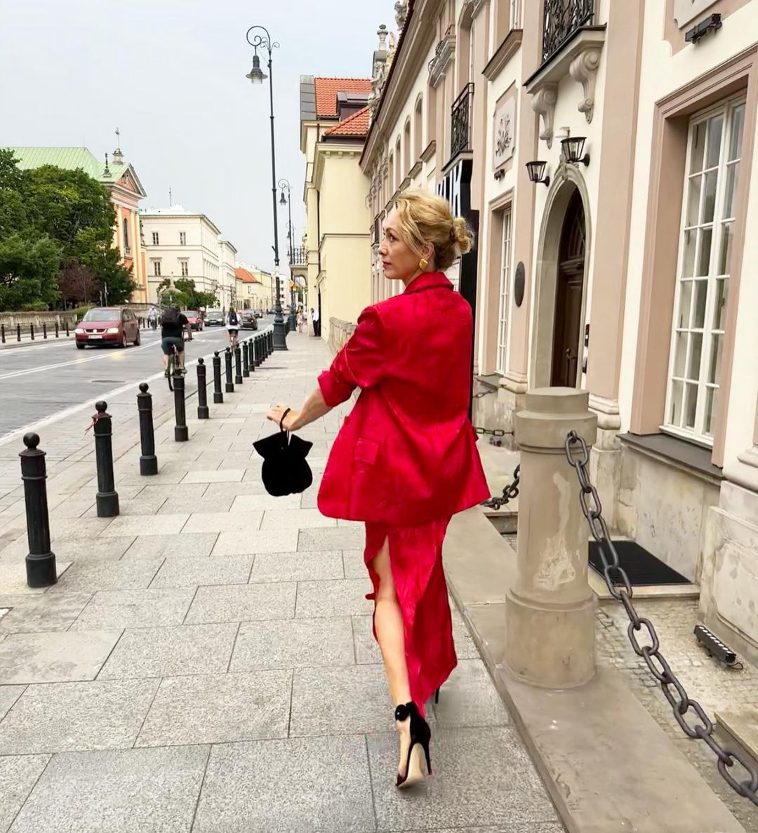 Anna Kalczyńska w czerwonej "slip dress" 