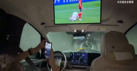Samochód gna, a on ogląda mecz Euro 2024. Niesamowity film z Chin