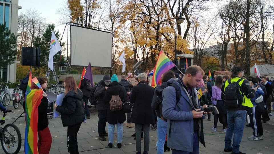 Sejm zajmie się ustawą "Stop LGBT". Na Wiejskiej zgromadził się tłum przeciwników projektu 