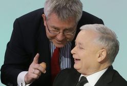 Ryszard Czarnecki wręczył Jarosławowi Kaczyńskiemu sportowy prezent