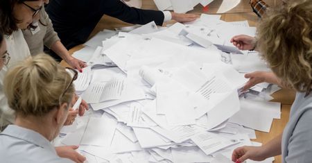 Sondażownie z apelem przed niedzielą. Mówią o walce "na żyletki"