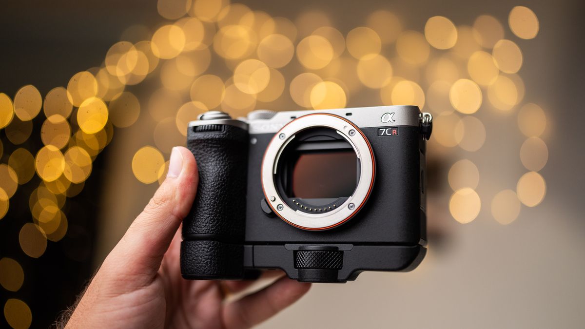 Sony A7C R to naprawdę mały korpus. 