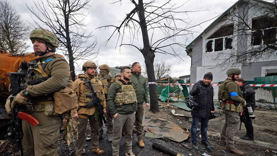 Prezydent Ukrainy Wołodymyr Zełenski w Buczy, w której Rosjanie wymordowali kilkuset cywilów 