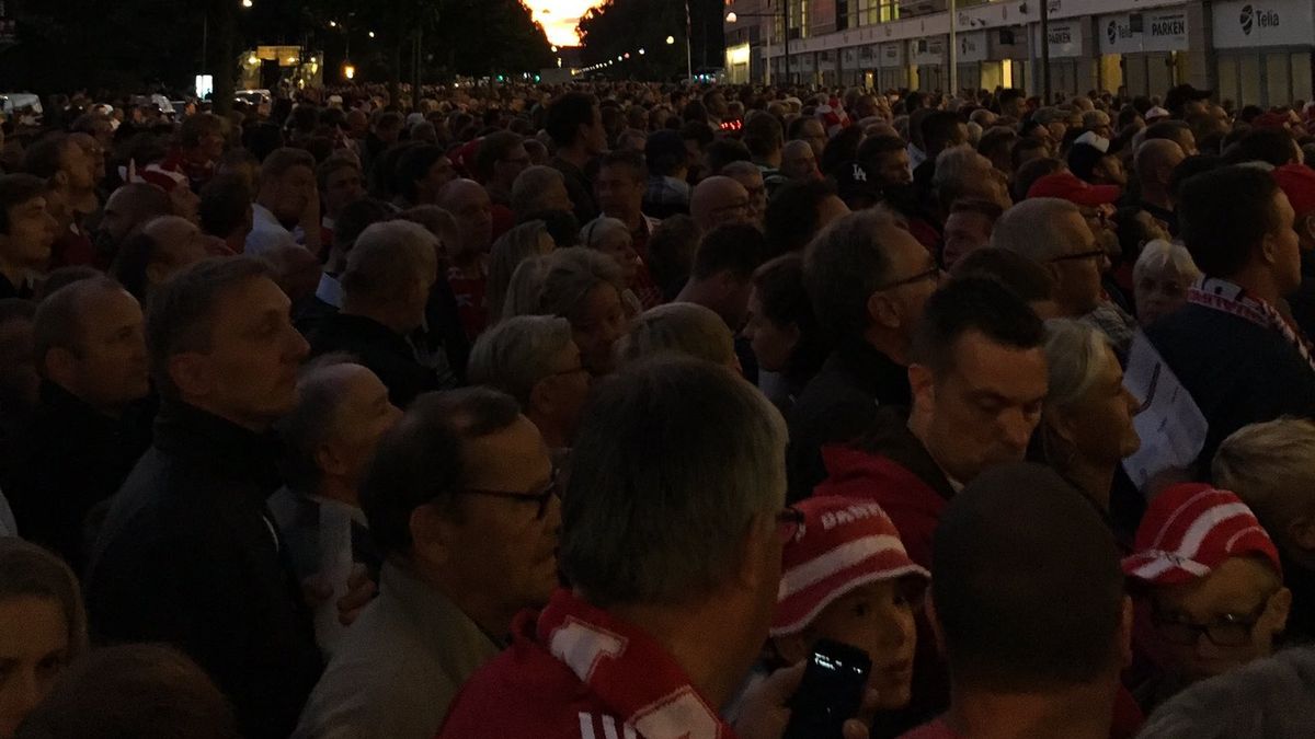  Kibice stoją w potężnych kolejkach przed stadionem w Kopenhadze