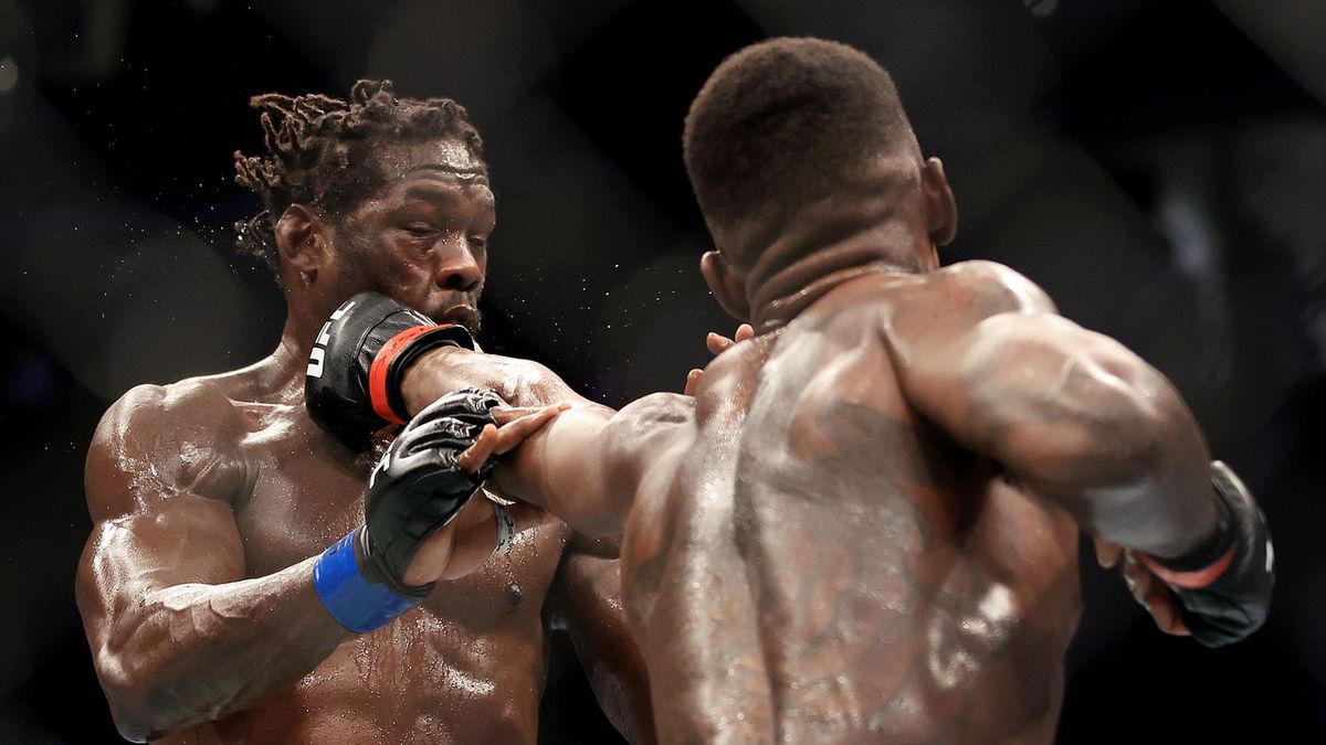 Getty Images / Carmen Mandato / Israel Adesanya (P) uderza Jareda Cannoniera (L)