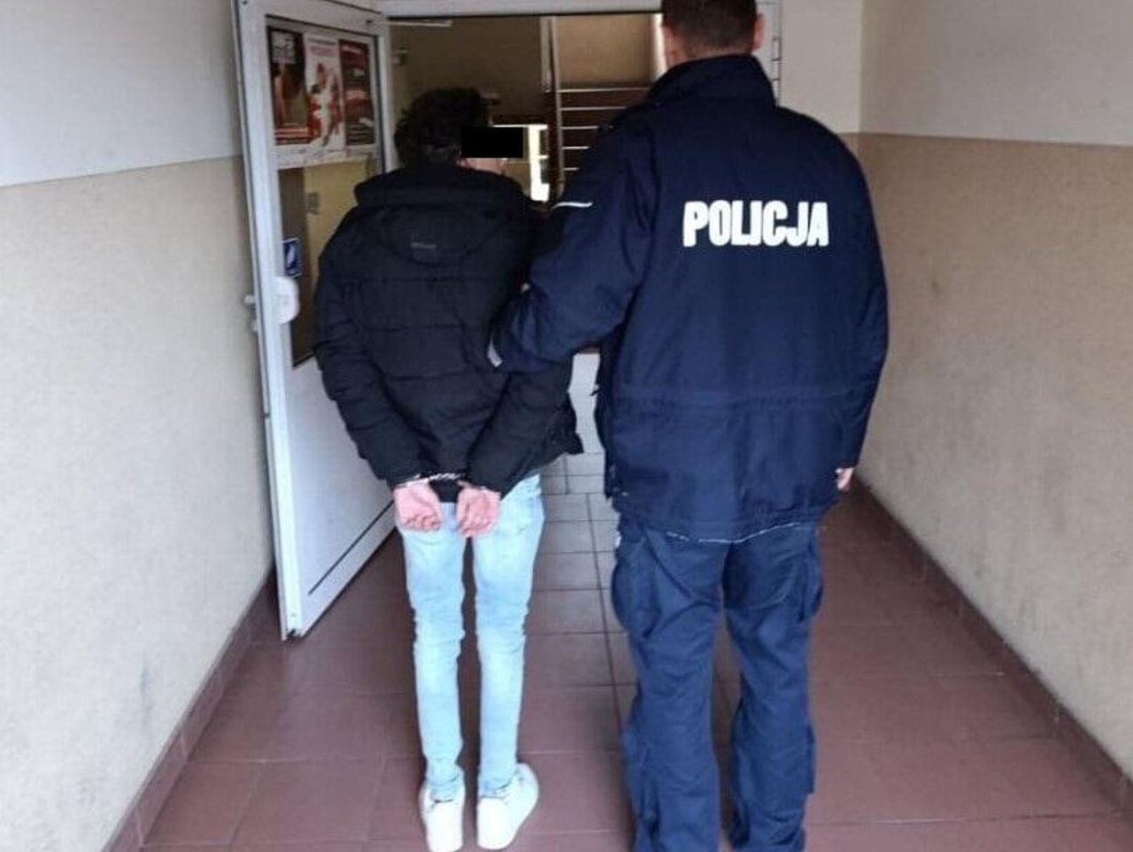 Łódź: 20-latek podał się za policjanta. Chciał od seniorki 150 tysięcy złotych "zabezpieczenia"