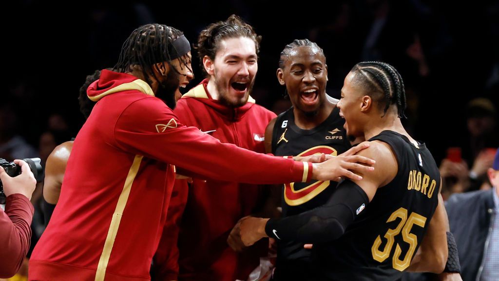 Zdjęcie okładkowe artykułu: Getty Images / Sarah Stier / Na zdjęciu: koszykarze Cleveland Cavaliers po celnym rzucie Isaaca Okoro