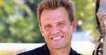 Michael Biehn i Jennifer Blanc w chacie w środku lasu