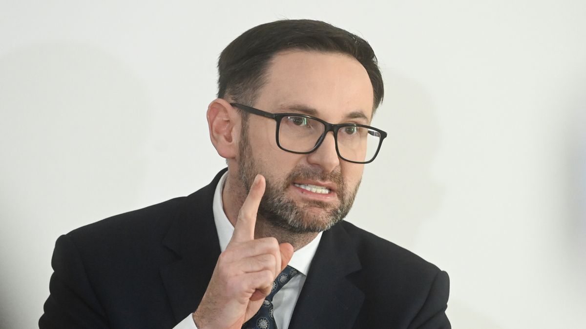 Daniel Obajtek
Warszawa, 23.12.2024. Europose�, by�y prezes ORLEN S.A. Daniel Obajtek podczas konferencji prasowej w Warszawie, 23 bm. (sko) PAP/Piotr Nowak
Piotr Nowak
Daniel Obajtek, gest, konferencja, ORLEN, polityk, polityka, prasowa, uniesiony palec