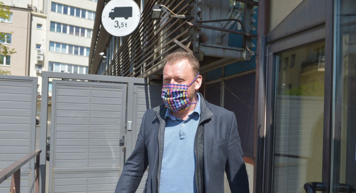 Minister Łukasz Szumowski opuszcza siedzibę PiS przy Nowogrodzkiej. Już wie, że maseczki do czegoś się jednak przydają. Ciekawe czy popierając "wybory" korespondencyjne pamięta, że twarz ma się tylko jedną 