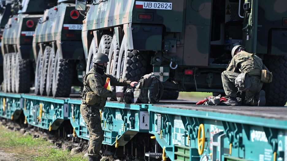 Załadunek sprzętu w ramach ćwiczeń taktycznych 12. Szczecińskiej Dywizji Zmechanizowanej.