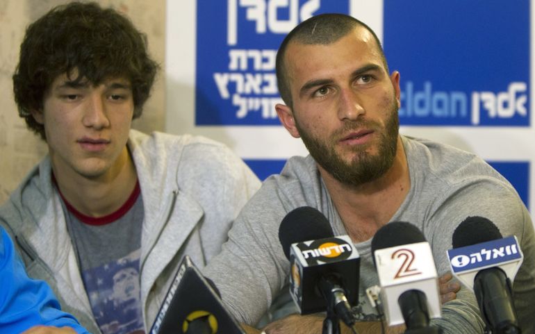 Na zdjęciu: Dżabraił Kadijew i Zaur Sadajew podczas prezentacji w Beitarze Jerozolima. Fot: AFP PHOTO/AHMAD GHARABLI/East News