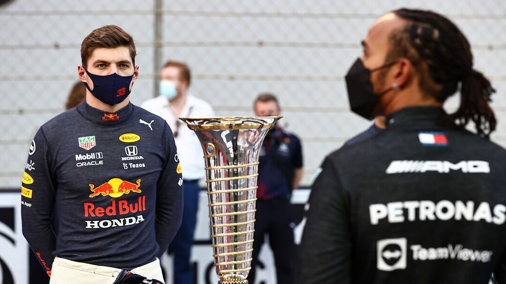 Zdjęcie okładkowe artykułu: Materiały prasowe / Red Bull / Na zdjęciu: Max Verstappen i Lewis Hamilton (po prawej)